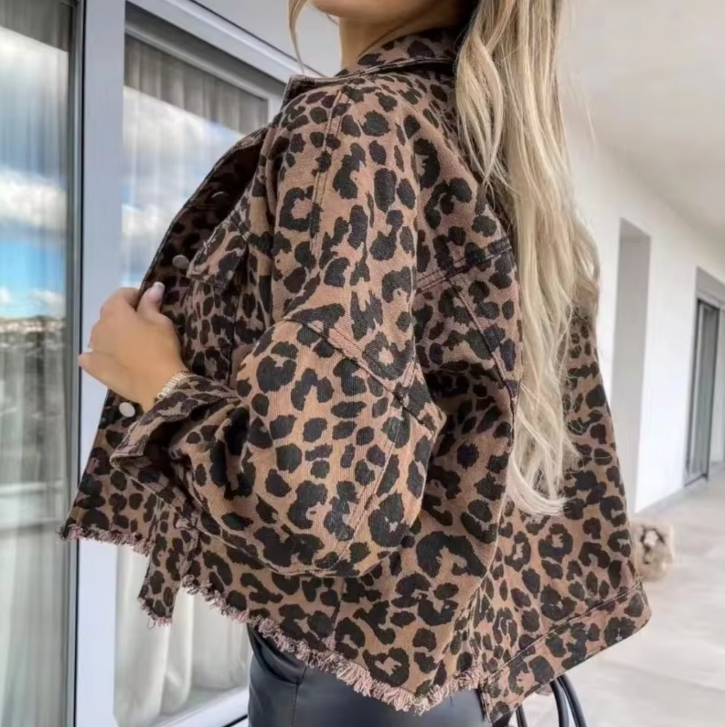 – Denimjakke med leopardmønster