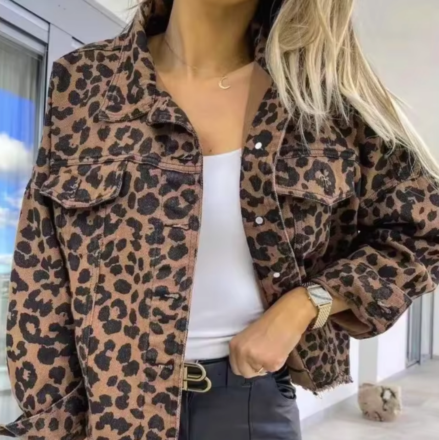 – Denimjakke med leopardmønster