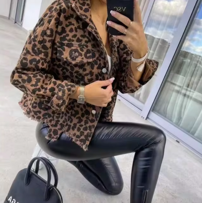 – Denimjakke med leopardmønster