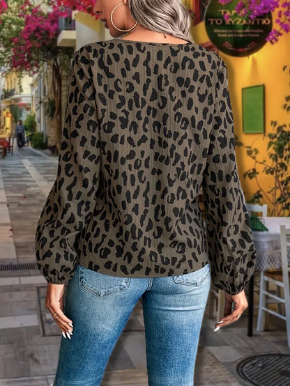 bluse med v-hals i leopard