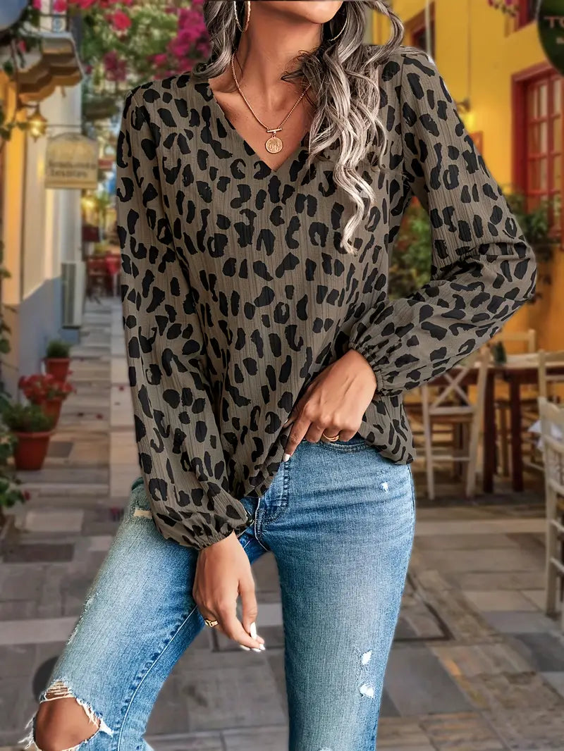 bluse med v-hals i leopard