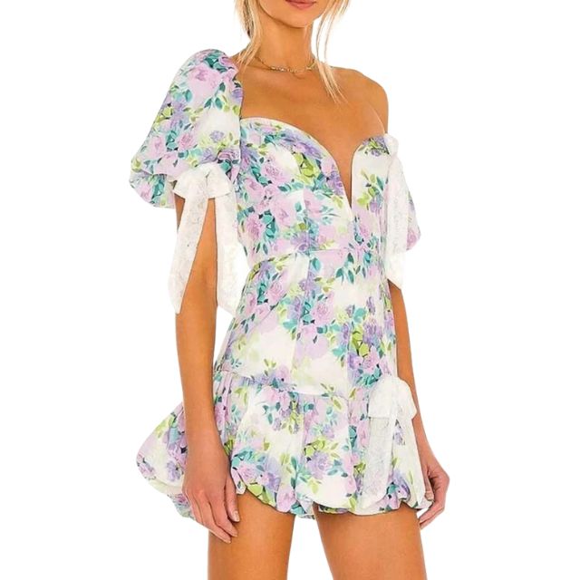 Skulderfri playsuit med blondekant og blomstermønster