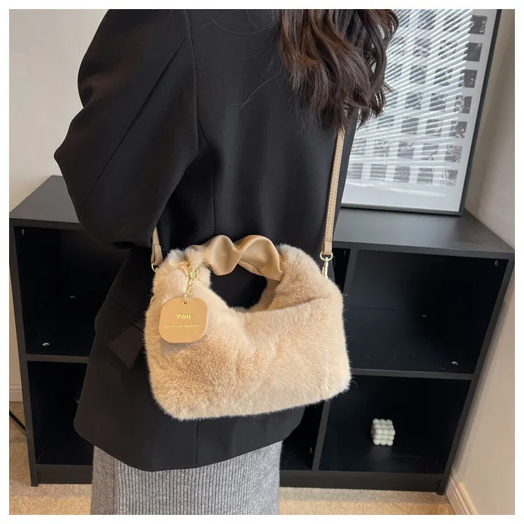 Clementie™ Fluffy Crossbody Veske