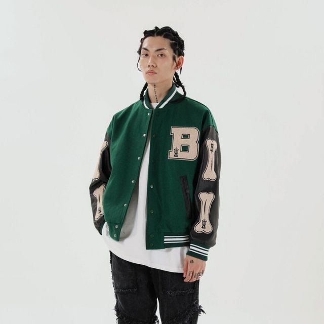 Varsity streetwear bomberjakke med broderte lapper