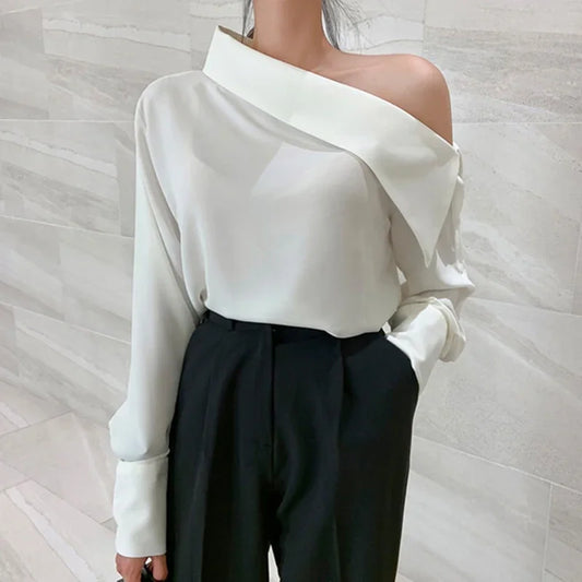 Elegant bluse for kvinner med asymmetrisk krage