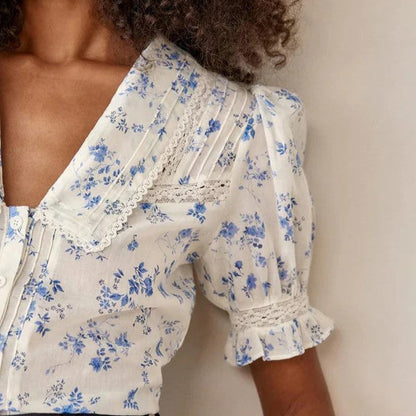 Vintagebluse med blomstermønster og blondekant