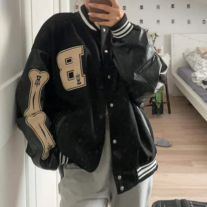 Varsity streetwear bomberjakke med broderte lapper