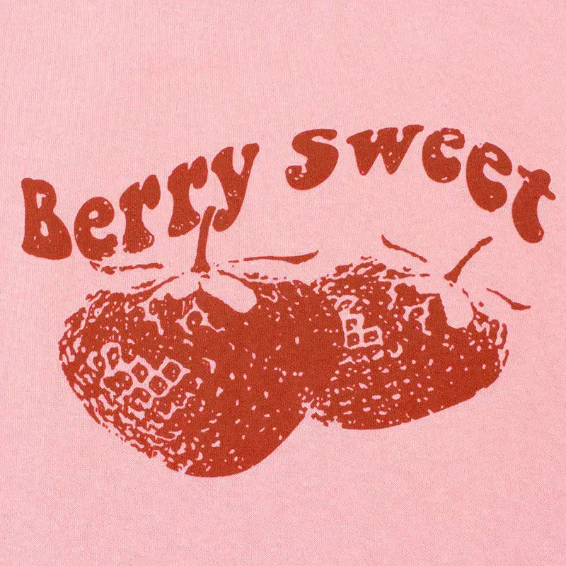 Berry Sweet grafisk crop topp med kontrastfarget kant