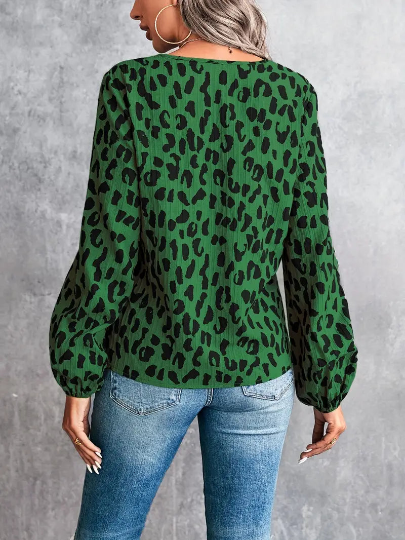 bluse med v-hals i leopard