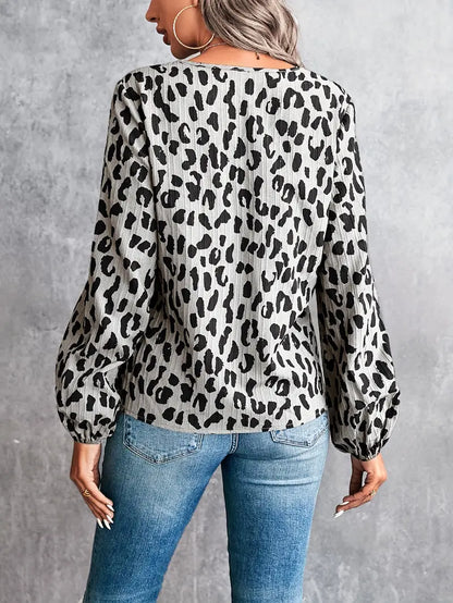 bluse med v-hals i leopard