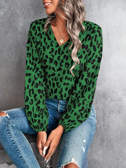 bluse med v-hals i leopard