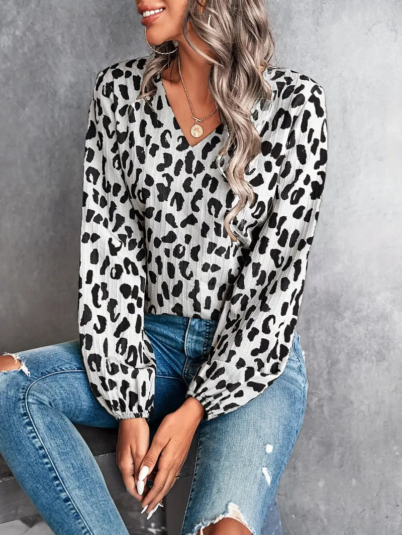 bluse med v-hals i leopard